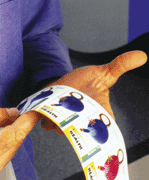 Hand mit Etiketten